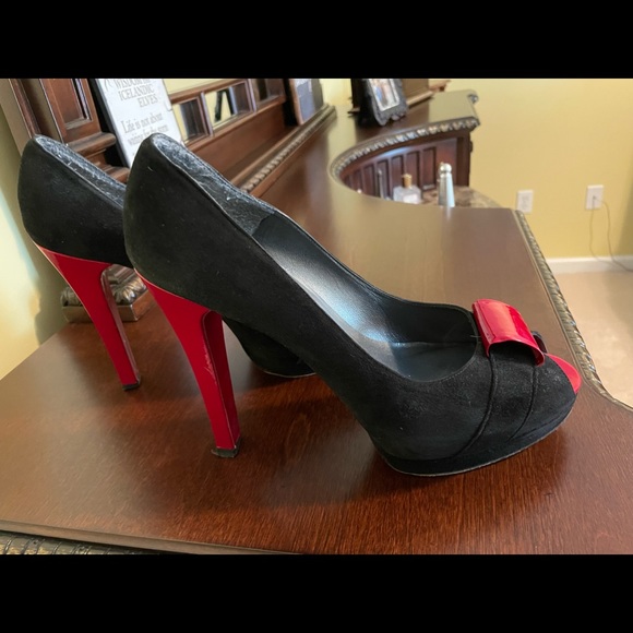 Stuart Weitzman pump - Picture 1 of 3